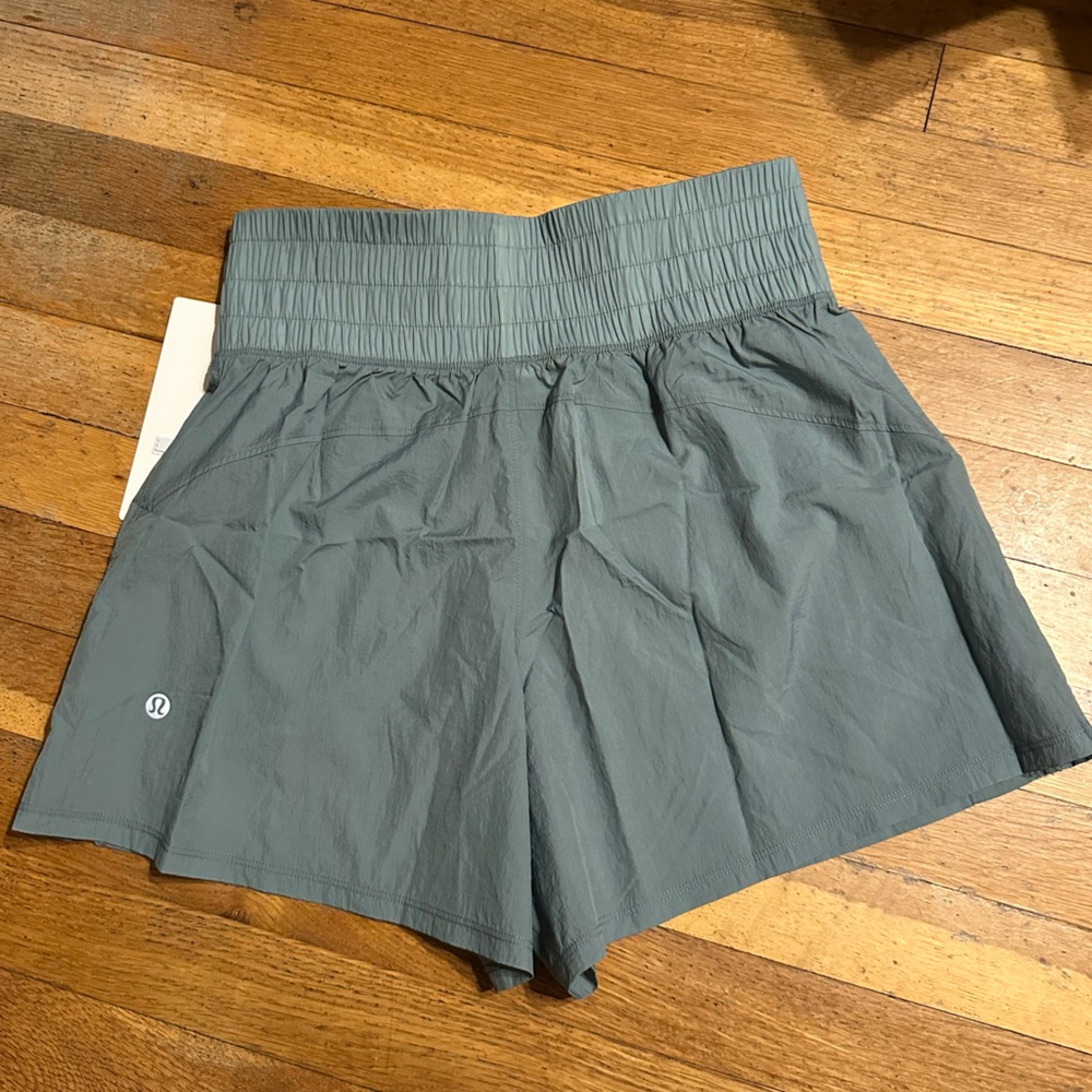 Lululemon Athletica lightweight SHR training shorts 4” relaxed fit, zip pockets
